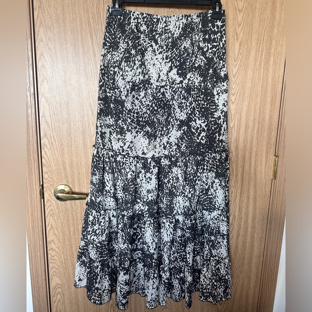 New CAbi Gray/White Animal Print Lightweight Long Skirt Women’s S